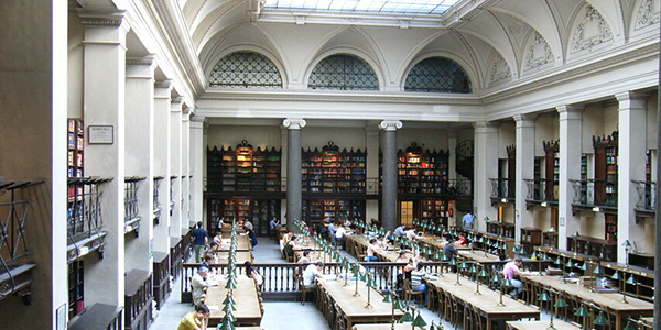 Der große Lesesaal, als das Herzstück der Universitätsbibliothek, ist eine einschiffige Halle, die vom Arkadenhof bis zur westlichen Außenfront und erstreckt sich in seiner Längsseite über neun Fensterachsen mit einer Geasmtausdehnung von 823 Quadrat